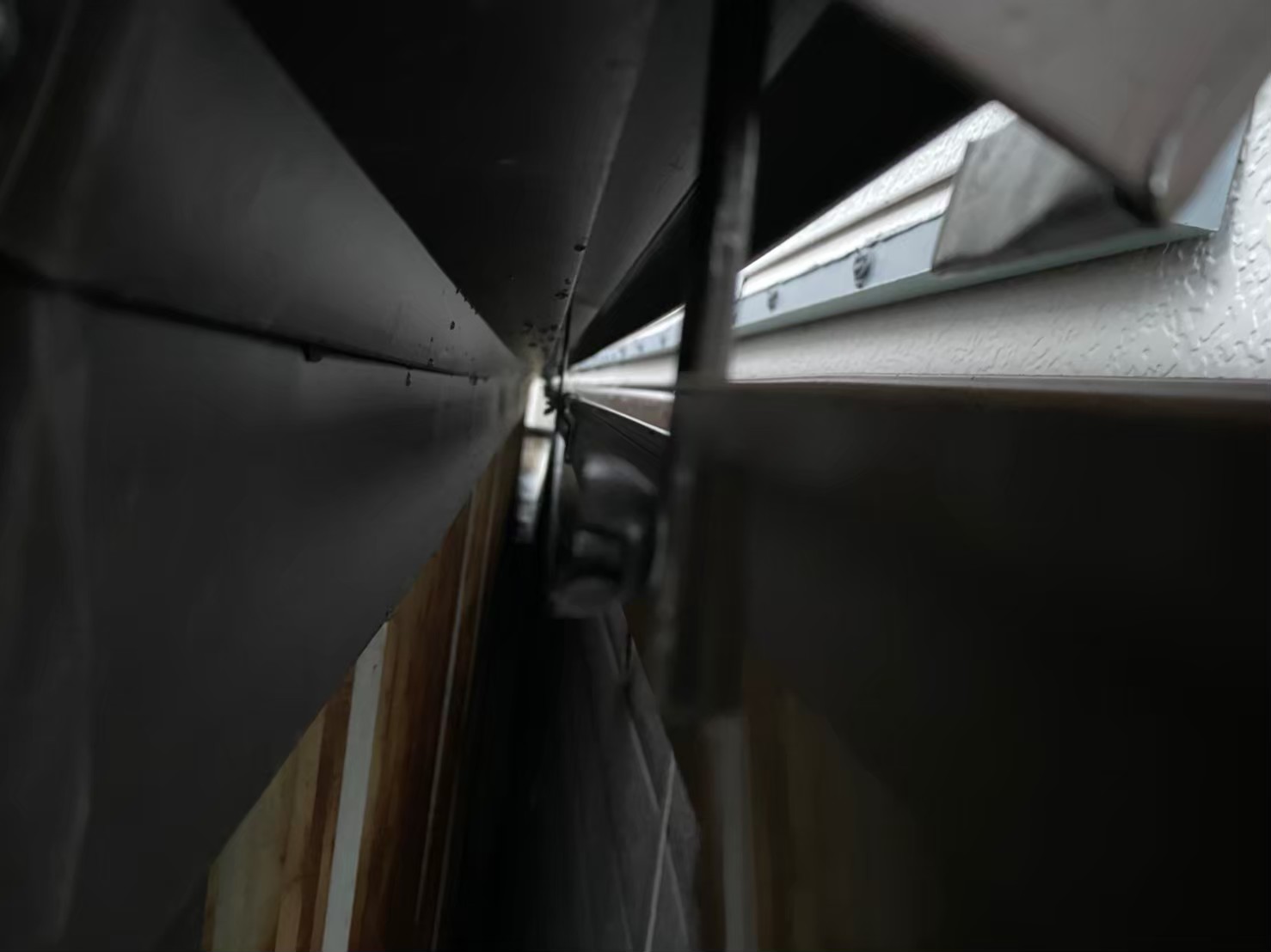 軒先に雨樋の設置